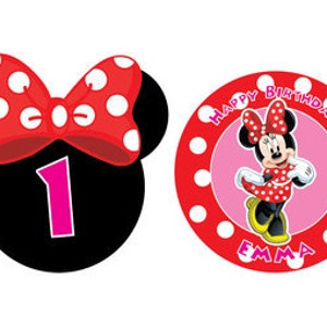 K&ouml;nnte beinhalten: Zwei Designs zum Thema Minnie Maus. Eines zeigt eine schwarze Silhouette von Minnie's Kopf mit einer roten Schleife und wei&szlig;en Punkten sowie die rosa Zahl "1". Das andere ist ein rundes Design mit Minnie Maus, dem Text "HAPPY BIRTHDAY EMMA" und einem roten Tupfenrand.