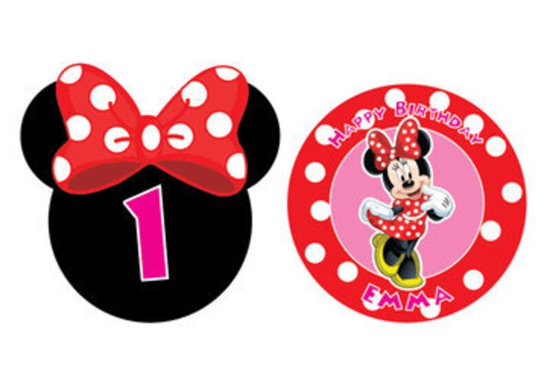 K&ouml;nnte beinhalten: Zwei Designs zum Thema Minnie Maus. Eines zeigt eine schwarze Silhouette von Minnie's Kopf mit einer roten Schleife und wei&szlig;en Punkten sowie die rosa Zahl "1". Das andere ist ein rundes Design mit Minnie Maus, dem Text "HAPPY BIRTHDAY EMMA" und einem roten Tupfenrand.