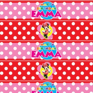 K&ouml;nnte beinhalten: Wasserflaschenetiketten mit roten und wei&szlig;en Polka-Dots, einem Minnie Mouse-Motiv und dem Text "Happy Birthday Emma". Die Etiketten wechseln zwischen roten und rosa Polka-Dot-Mustern.
