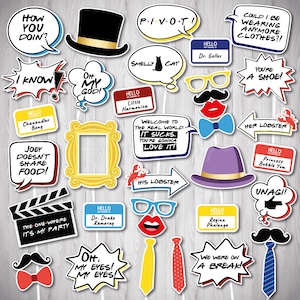 Puede incluir: Un conjunto de 18 accesorios coloridos para cabina de fotos con frases y personajes populares del programa de televisión Friends. Los accesorios incluyen una variedad de formas, incluyendo burbujas de diálogo, letreros y flechas. Algunas de las frases que se presentan incluyen: "How You Doin?", "Pivot!", "Smelly Cat", "I Know", "Joey Doesn't Share Food!", "The One Where It's My Party", "Welcome to the Real World. It Sucks. You're Gonna Love It!", "His Lobster", "Her Lobster", "You're a Shoe!", "Could I Be Wearing Anymore Clothes?!", "Unagi!", "We Were on a Break!" y "Oh My Eyes! My Eyes!"