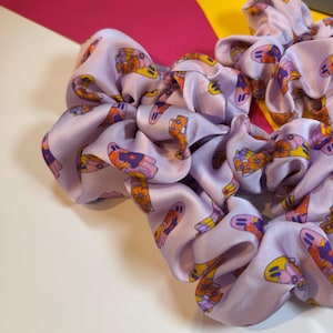 Pale Ghosts Scrunchie: zijdezachte veganistische haarstrik