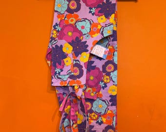 XL kurze Latzhose mit Blumenmuster in XL-Länge