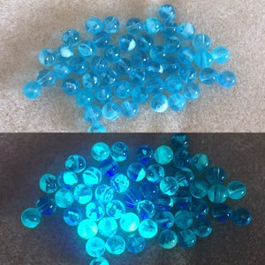 50 pcs perles de verre rondes 6 mm perles bleu clair transparent uranium verre phosphores phosphore uranium verre uranium UV perles lumière noire