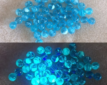 Paquete de 20 cuentas de vidrio redondas de 8 mm, color azul claro, transparente, fósforo, cuentas UV de fósforo, luz negra que brilla en la oscuridad