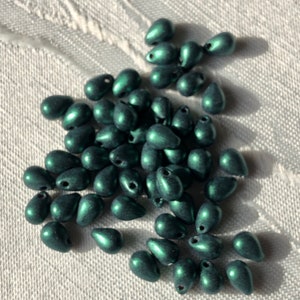 50 St. Tropfen 4x6mm Chrome Emerald Green matt Side Drill Tear Drop col. 9420KT Elfenpuppen Elfen Tiara Minitropfen Bild 1