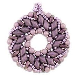 Könnte beinhalten: Ein kreisförmiger Anhänger mit einem zentralen Loch, der ein Perlendesign in Lila- und Lavendeltönen aufweist. Der Anhänger ist mit rautenförmigen Perlen und kleineren runden Perlen verziert, wodurch ein strukturiertes und dekoratives Stück entsteht.