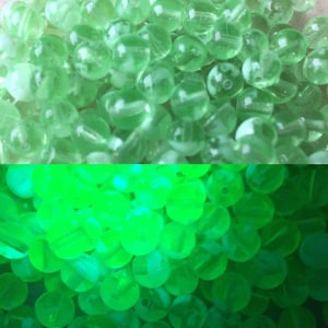 50 pcs. glass beads round 6 mm beads light green transparent uranium glass phosphors phosphorus uranium Vaseline Glass Uranium UV beads black light