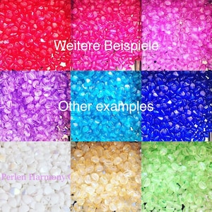 Puede incluir: Surtido de cuentas de vidrio de colores en varias formas y tama&ntilde;os. Las cuentas est&aacute;n dispuestas en filas, cada fila con un color diferente. Los colores incluyen rojo, rosa, morado, azul, blanco, amarillo y verde. El texto "Weitere Beispiele" y "Other examples" es visible en la imagen.