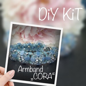 Puede incluir: Kit de bricolaje para un brazalete de cuentas azules llamado "Cora" brazalete.