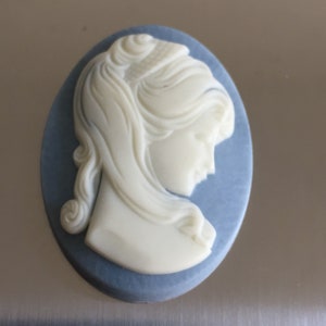 1 ud. aprox. 30 x 40 mm joya acrílica, cabeza de mujer, peine, piedra preciosa, cameo cabujón (no 2) gris/marfil, vista derecha, estera, hecha en Alemania