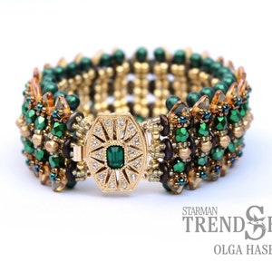 Könnte beinhalten: Ein gold- und grünfarbenes Perlenarmband mit einem dekorativen Verschluss, der mit einem grünen Edelstein verziert ist. Das Armband besteht aus verschiedenen Perlen, darunter goldene, grüne und braune Perlen. Der Verschluss ist aus goldfarbenem Metall mit einem grünen Edelstein in der Mitte. Das Armband ist ein Hingucker, der zu jedem Anlass passt.