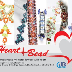 Könnte beinhalten: Eine Sammlung von bunten Perlen-Schmuckstücken mit herzförmigen Designs. Das Bild zeigt eine Vielzahl von Stilen, darunter Halsketten, Armbänder und Ohrringe. Der Text "Heart Bead" ist in Rot mit einer Herzschlaggrafik dargestellt. Der Text "Schmuckstücke mit Herz/ Jewelry with heart" ist ebenfalls enthalten. Das Bild enthält den Text "Anleitungen von/Instructions from: Verena Greene-Christ, Olga Haserodt, Silke Radmacher & Eveline Thudt". Das Bild enthält auch den Text "& Beads" und "all beads cz".