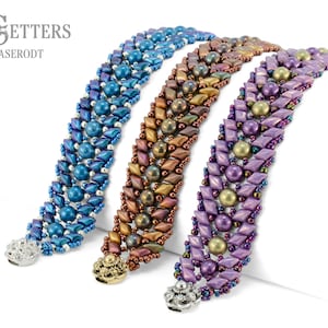 Könnte beinhalten: Drei Perlenarmbänder in Blau, Braun und Lila mit einem Chevron-Muster. Die Armbänder haben silberne und goldene Verschlüsse.