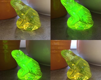 Vintage hell-grün transparent Frosch 3D Uran Vaseline Glas URANGLAS uranium handgemacht in Tschechien