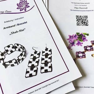 Könnte beinhalten: Ein schwarz-weiß kariertes Armband und Ohrringe. Das Armband heißt "Shah-Mat" und die Anleitung zum Selbermachen ist enthalten. Der Text auf der Seite lautet "Anleitung / Instruction" und "Armband / Bracelet".