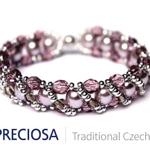 Könnte beinhalten: Nahaufnahme eines silbernen und violetten Perlenarmbands mit einem Magnetverschluss. Das Armband besteht aus kleinen runden Perlen und größeren, facettierten Perlen. Der Text "PRECiosa Traditional Czech Beads" ist in der unteren rechten Ecke des Bildes sichtbar.