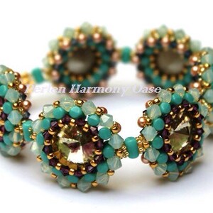 Könnte beinhalten: Ein Armband aus Perlen in den Farben Türkis, Gold und Lila. Das Armband hat ein zentrales Design mit einem großen, facettierten Kristall.