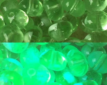 50 unidades de pepitas espaciadoras de cristal de 6 x 8 mm, cuentas de color verde claro, transparente, cristal de uranio, fósforo, cristal de uranio, cuentas UV, luz negra