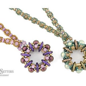 Könnte beinhalten: Zwei Perlenketten mit passenden Anhänger-Anhängern. Die Anhänger sind rund und haben ein gewebtes Design mit violetten, grünen und goldenen Perlen. Die Ketten bestehen aus verschiedenen Perlen in den Farben Violett, Grün und Gold.