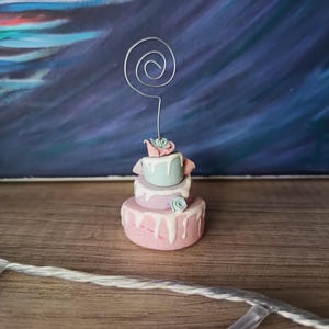 Portafoto / porta note con clip in argilla polimerica fatto a mano con torta romantica Topsy