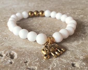 Elefanten-Charm-Armband mit goldenen Hämatit- und weißen malaiischen Jadeperlen. Geschenk für Tierliebhaber.