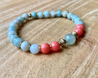 Meeresblaugrünes und korallenfarbenes Perlenarmband. Amazonit-Edelsteinperlen mit hübschen Goldakzenten, ein tolles Geschenk für eine Freundin.