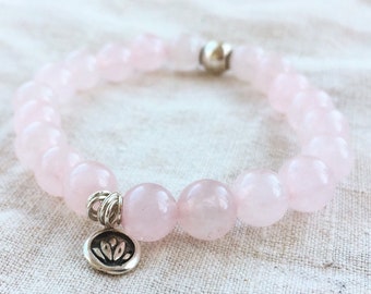 Rosa Mala Armband mit Rosenquarz-Anhänger und einer Perle aus Sterlingsilber. Ein hübsches von Liebe inspiriertes Schmuckgeschenk.