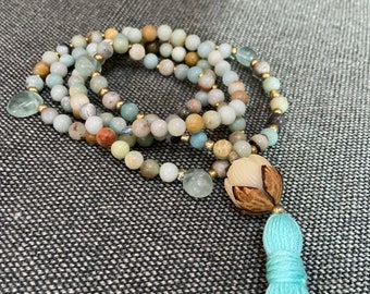 Collar de meditación de yoga con cuentas Mala 108 verde mar y azul, con una cuenta de gurú de loto y borla atada a mano