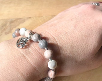 Lotus-Mala aus rosa-grauem Jaspis mit einem Lotusanhänger aus Tibetsilber