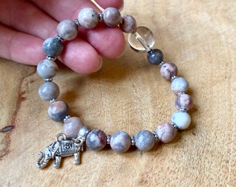 Rosafarbenes und graues Jaspis-Mala-Armband mit einem tibetischen Silber-Elefantenanhänger und einer klaren Quarzkristallperle