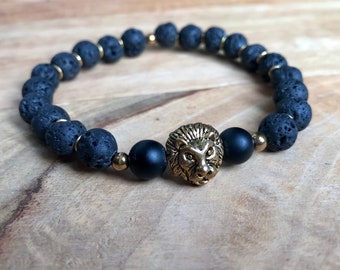 Schlichtes Herrenarmband aus schwarzem Lavastein mit einer goldenen Metall-Löwenperle, ein maskulines Geschenk für Deinen Freund oder Mann