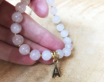 Rosa Mala Perlenarmband mit Rosenquarz und goldenem Initial - das perfekte Freundschaftsgeschenk