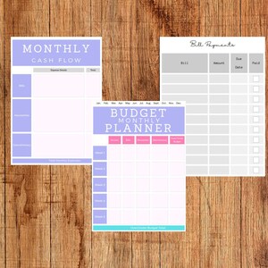 Puede incluir: Tres hojas de trabajo de planificación presupuestaria imprimibles con un esquema de color morado y rosa. Las hojas de trabajo se titulan "Flujo de caja mensual", "Planificador presupuestario mensual" y "Pagos de facturas".