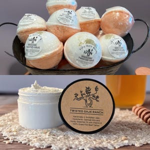 Puede incluir: Una colección de bombas de baño y un tarro de crema. Las bombas de baño son blancas y naranjas, etiquetadas como "Twisted Hive". La crema está en un tarro blanco con una etiqueta que dice "Twisted Saje Ranch". La imagen muestra productos naturales para el cuidado de la piel.