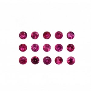 Puede incluir: Una colección de 20 gemas redondas de color rosa dispuestas en un patrón rectangular.