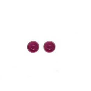 Puede incluir: Un par de pendientes de botón pequeños, redondos y de color magenta. Cada pendiente presenta una superficie circular lisa y pulida con un tono rosa intenso y vibrante. Los pendientes se presentan como un conjunto a juego.
