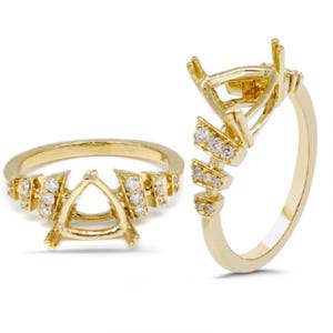 Può includere: Una montatura per anello in oro con una montatura centrale a forma triangolare. La fascia dell'anello è decorata con piccoli diamanti.