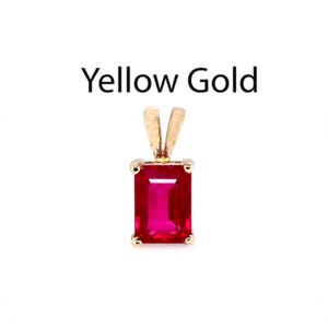 Puede incluir: Un colgante de piedra preciosa roja engastado en oro amarillo. La piedra preciosa es de talla esmeralda.