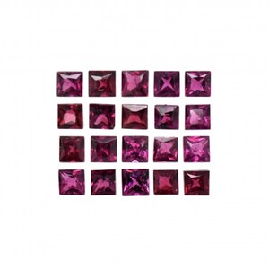 Puede incluir: Una colección de 20 gemas facetadas de forma cuadrada. Las gemas son de un color rosa intenso y rico y están dispuestas en una cuadrícula.