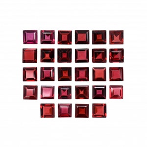Może przedstawiać: Kolekcja 25 kwadratowych czerwonych kamieni szlachetnych, ułożonych w siatkę. Kamienie szlachetne są wszystkie tego samego rozmiaru i kształtu i są umieszczone na białym tle.