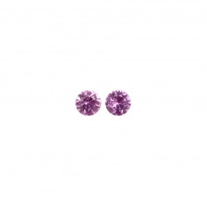 Könnte beinhalten: Ein Paar kleine, runde, violette Ohrringe mit glitzerndem Finish.