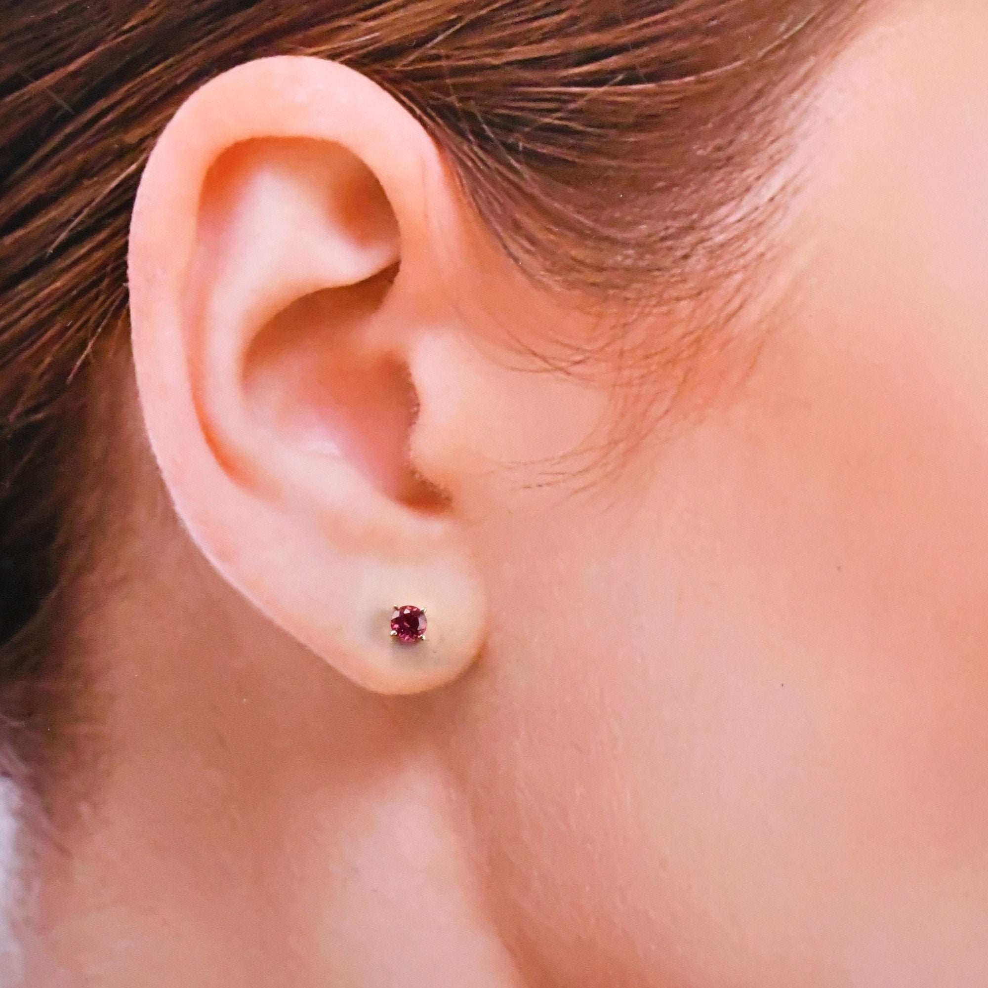 ルベライトトルマリン ラウンド 4mm、0.57カラット スタッドピアス 14K 