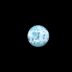 Larimar Cabs Rund 17 mm Einzelstück, ungefähr 13.5 Karat, schöne hellblaue Farbe mit weißen Streifen, zur Anhängerherstellung (13420)