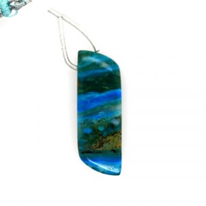 Könnte beinhalten: Ein Anhänger mit einem blauen und grünen Opal-Edelstein mit einer silbernen Öse. Der Opal hat ein geschichtetes Muster aus Blau, Grün und Braun.