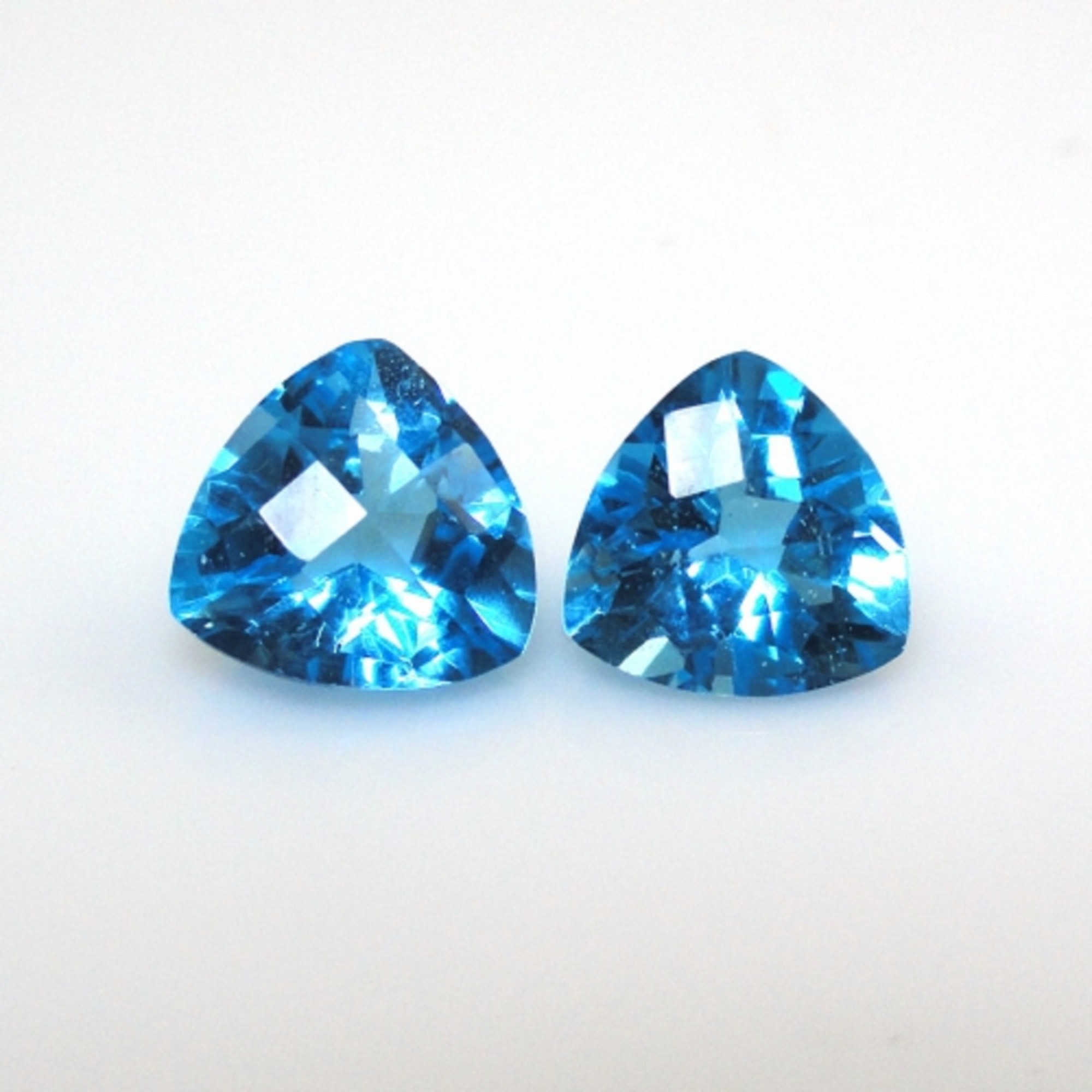 スイスブルートパーズ トリリオン 8 x 8 mm 約 3.65 カラット