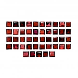 Może przedstawiać: Kolekcja 40 czerwonych, kwadratowych kamieni szlachetnych. Kamienie szlachetne są ułożone w prostokątny wzór.