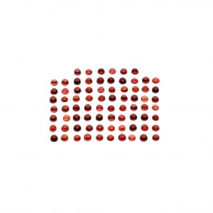 Może przedstawiać: Geometriczny wzór wykonany z małych, okrągłych koralików w odcieniach czerwieni i brązu.