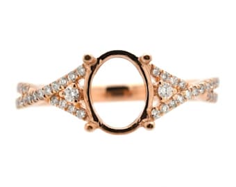 Puede incluir: Un engaste de anillo de oro rosa con una piedra central ovalada delicada y una banda engastada con diamantes. La banda presenta un diseño trenzado con pequeños diamantes engastados a los lados.