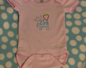 Body de bebé bordado personalizado Legacy de ZTA. Legacy, Zeta, Zeta Tau Alpha, ZTA Baby