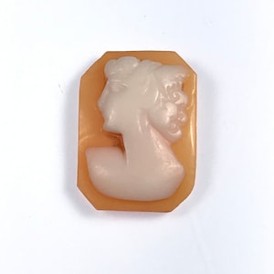 Vintage hand-carved shell Cameo / CA3220